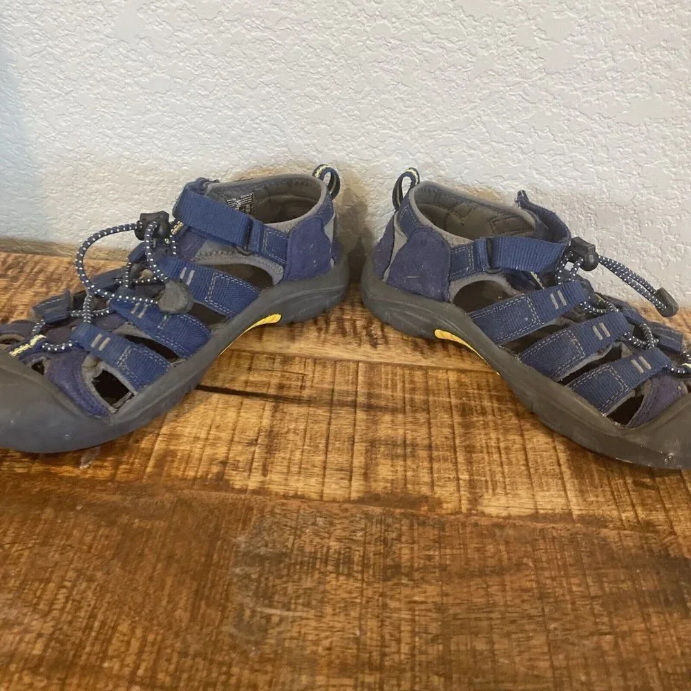 Keen Youth Newport H2 Sandals Water Shoes Size 5 Kids Boys Athletic Waterproof
